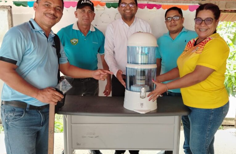 💦 ¡Un regalo que refresca! Docentes entregan filtro de agua a la sede La Turquía