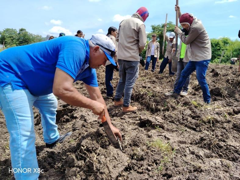 Estudiantes desarrollando prácticas de campo y formación técnica agroecológica.
